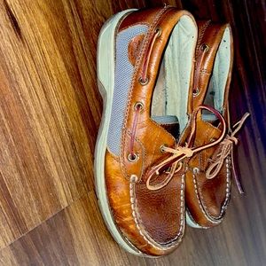 BACK 2 SCHOOL Boys boat shoes size 4 1/2. Great leather in excellent condition!